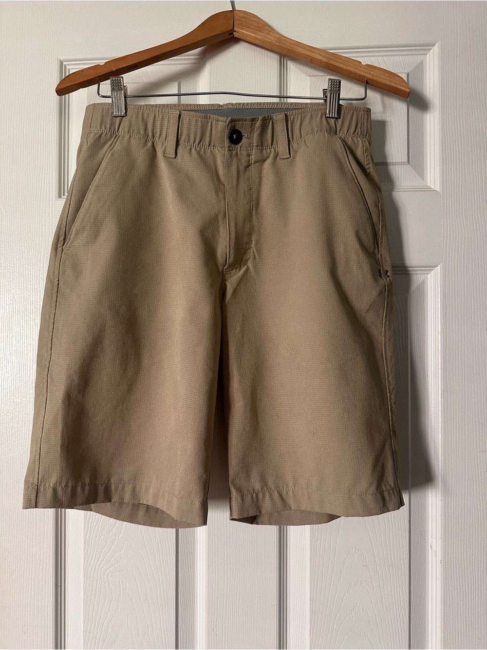 Under Armour Men's Loose Perforated 10” Shorts, Size 32, Tan/Khaki